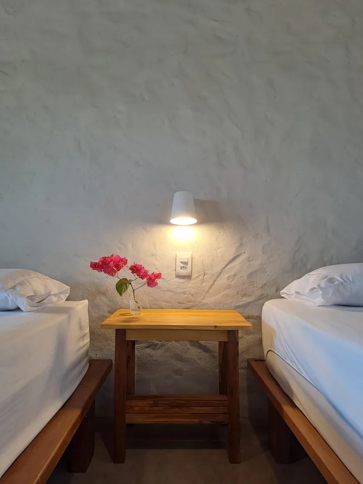 Bedroom with twin beds